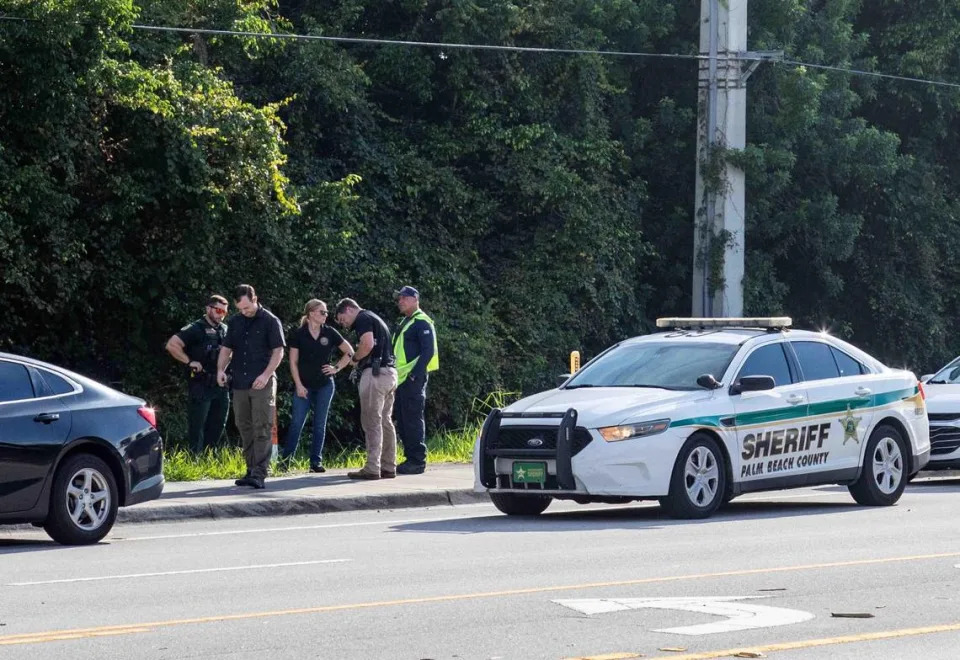 Agentes de la policía de Palm Beach buscan evidencias en Gun Club Rd, que se encuentra detrás del Trump International Golf Club de West Palm Beach, Florida, donde el FBI investiga un intento de asesinato del candidato presidencial republicano, el expresidente Donald Trump, el 15 de septiembre de 2024.