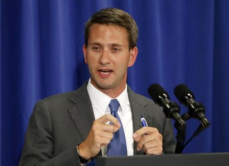 White House spokesman Eric Schultz speaks to reporters during a press briefing on Martha's Vineyard, Massachusetts as U.S. Barack Obama continues his vacation on the island August 22, 2014. REUTERS/Kevin Lamarque/Files