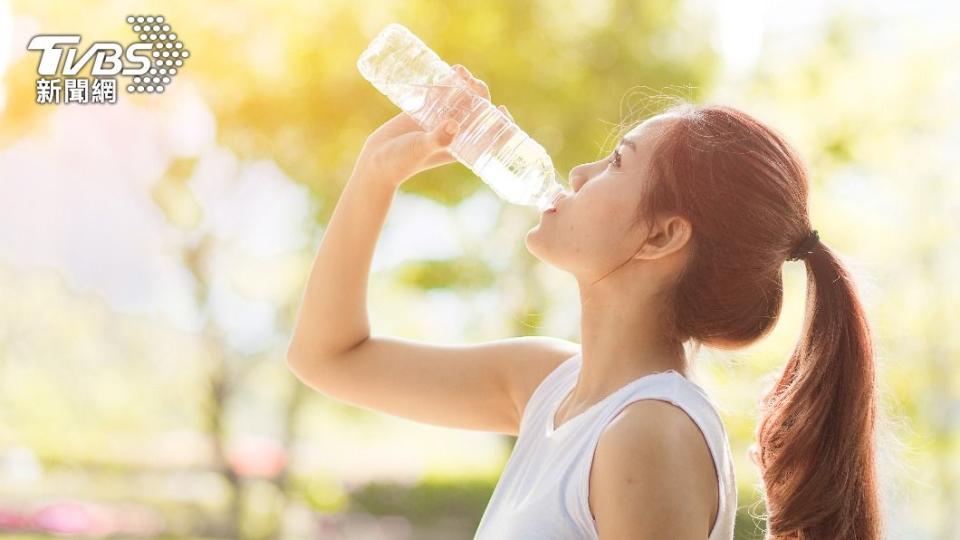 楊登嵙表示，這一時節氣溫高，每日要補充2千CC的白開水。（示意圖／shutterstock 達志影像）