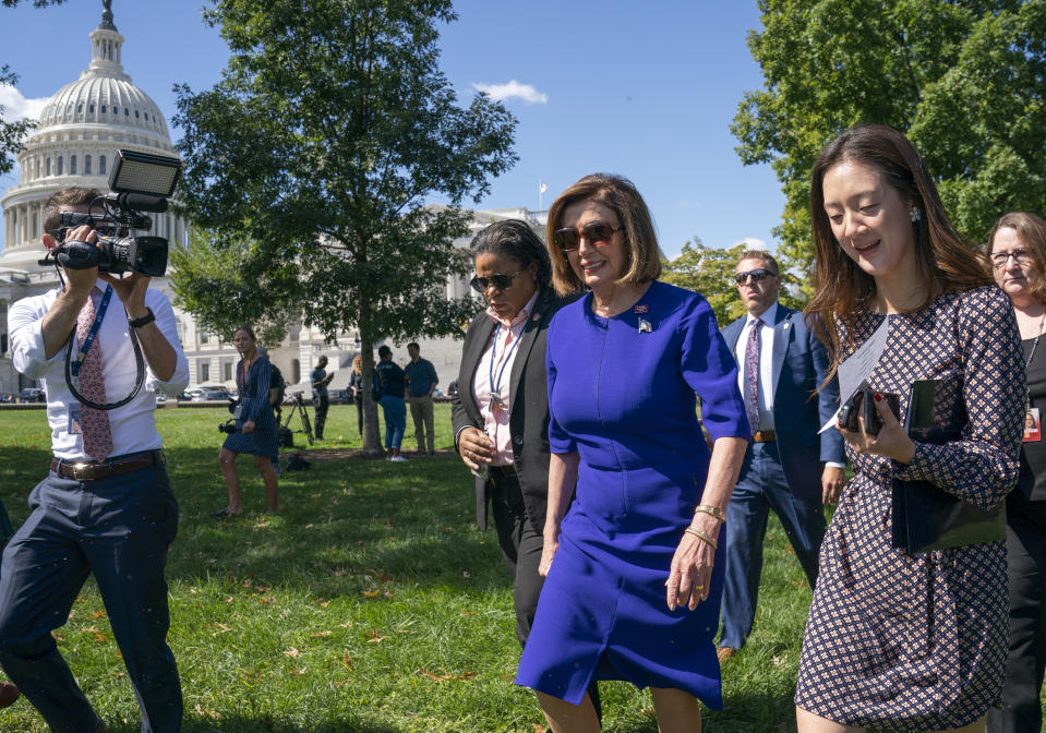 La presidenta de la Cámara de Representantes, Nancy Pelosi, se suma a un acto sindical en el Capitolio, Washington, martes 24 de septiembre de 2019. (AP Foto/J. Scott Applewhite)