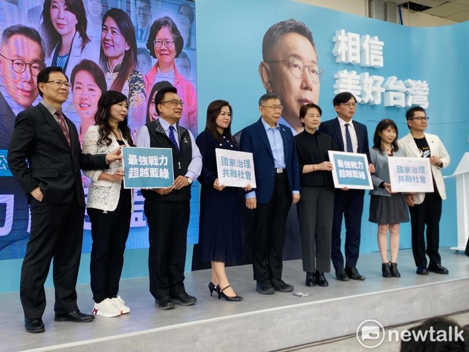 民眾黨總統候選人柯文哲與不分區前8名合影。   圖：周煊惠 / 攝（資料照）