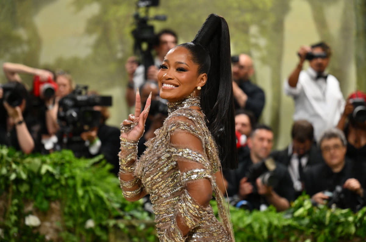 <p>Photo by ANGELA WEISS/AFP via Getty Images</p><p>Keke Palmer wore a sky-high pony that added inches to her height. She accentuated the look with sequins on her neck. Dazzling! </p>