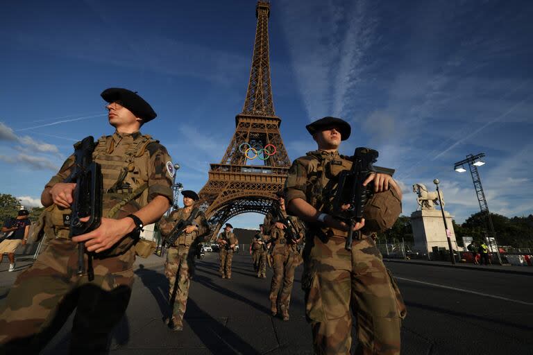 Soldados franceses patrullan cerca de la Torre Eiffel en París el 21 de julio de 2024, antes de los Juegos Olímpicos y Paralímpicos de París 2024