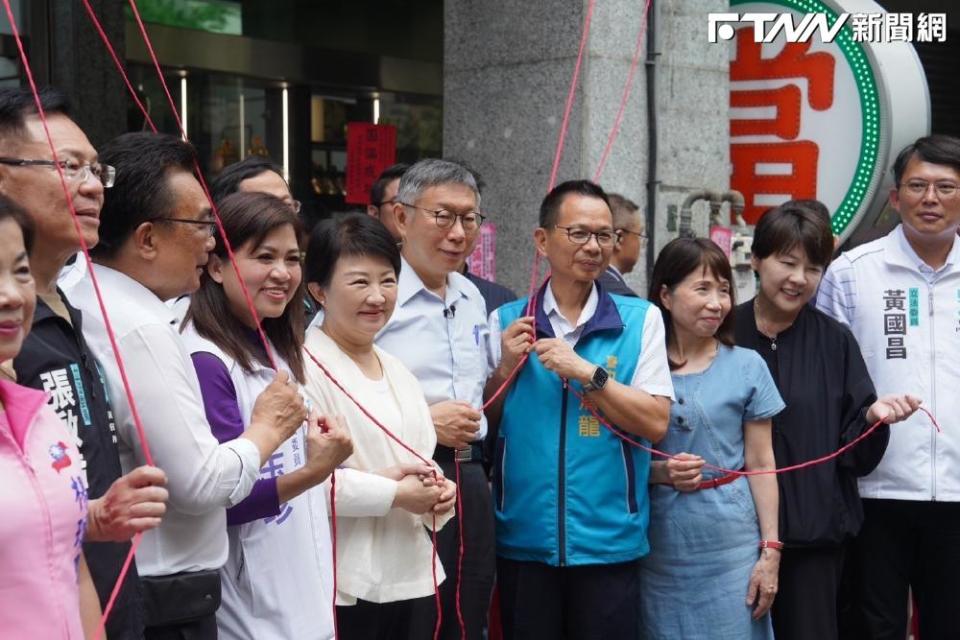 柯盧台中大會師　柯文哲台中幫民眾黨立委服務處揭牌，盧秀燕全程參與提「團結力量大」給面子