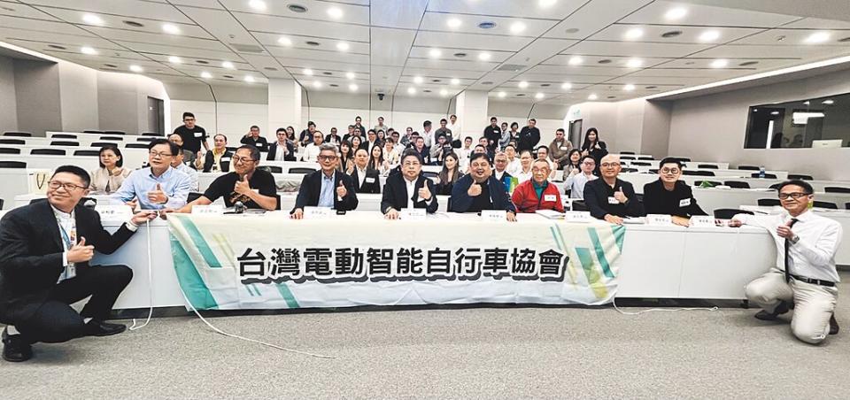 台灣電動智能自行車協會第一屆第三次會員大會12月13日在政大公企中心舉行，定調明年將以「E-Bike綠色出行」為推展主軸。圖／陳逸格