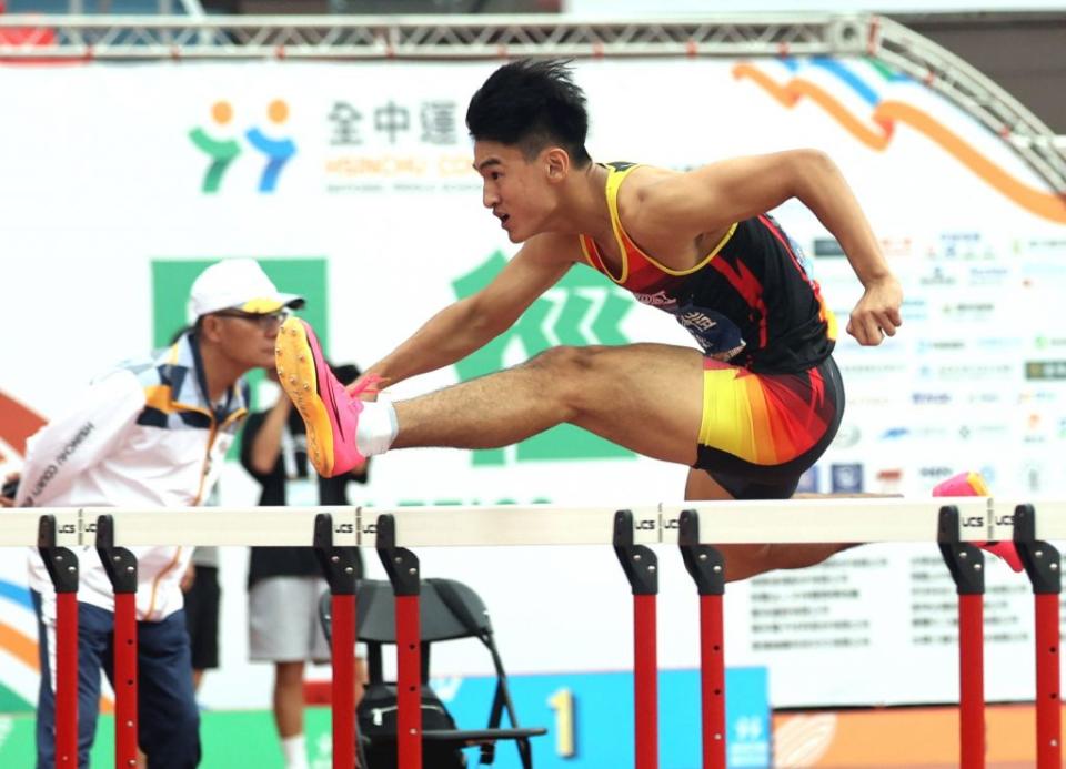 全中運高男一一０公尺跨欄預賽、準決賽，謝元愷皆打破自己所創的大會紀錄。（全中運執委會提供)