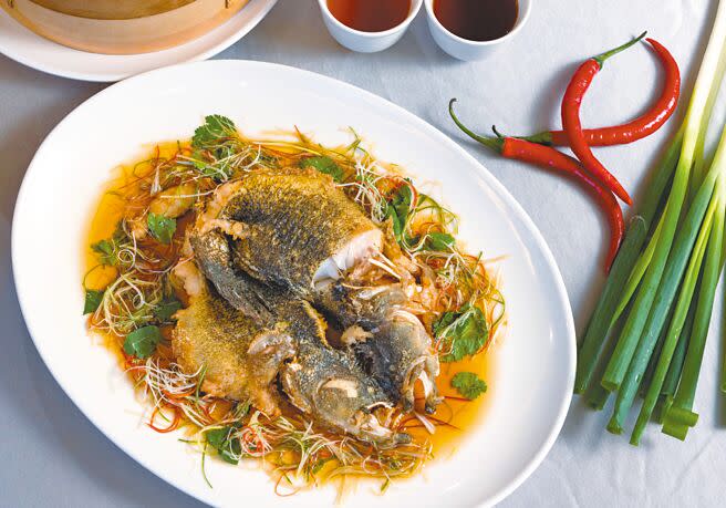 以最高級淡水魚為主角的「油蒸筍殼魚」的作法罕見，江浙料理方式製出細緻又有彈性的肉質。（羅永銘攝）