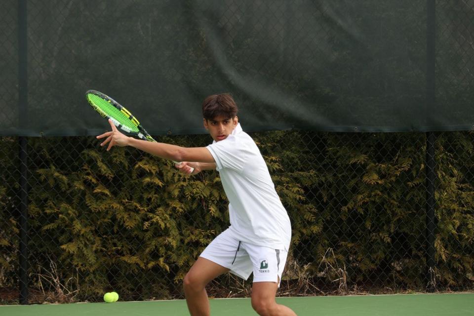 La estudiante de primer año Adita Somaiya juega tenis para Delbarton.