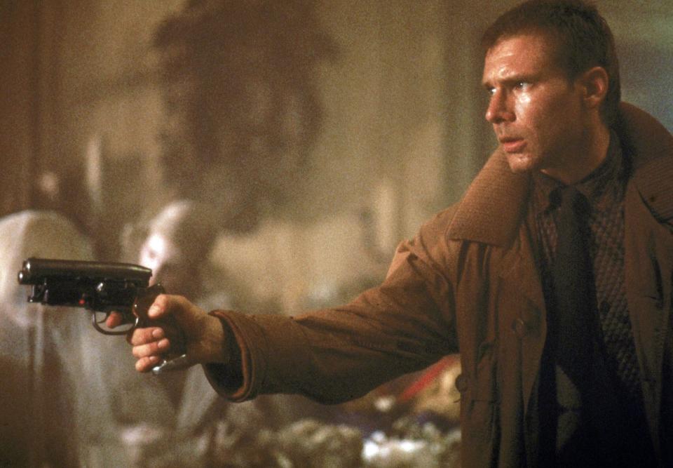 Rick Deckard (Harrison Ford) hat sich im Los Angeles des Jahres 2019 auf die Jagd nach künstlichen Menschen spezialisiert. "Blade Runner" ist ein äußerst konkret erzähltes Märchen und eine grausame Zukunftsvision, bei der man an der Frage verzweifelt, ob Deckard nicht selbst ein Replikant ist. 2017 fand die Geschichte mit "Blade Runner 2049" ihre Fortsetzung. (Bild: Warner)