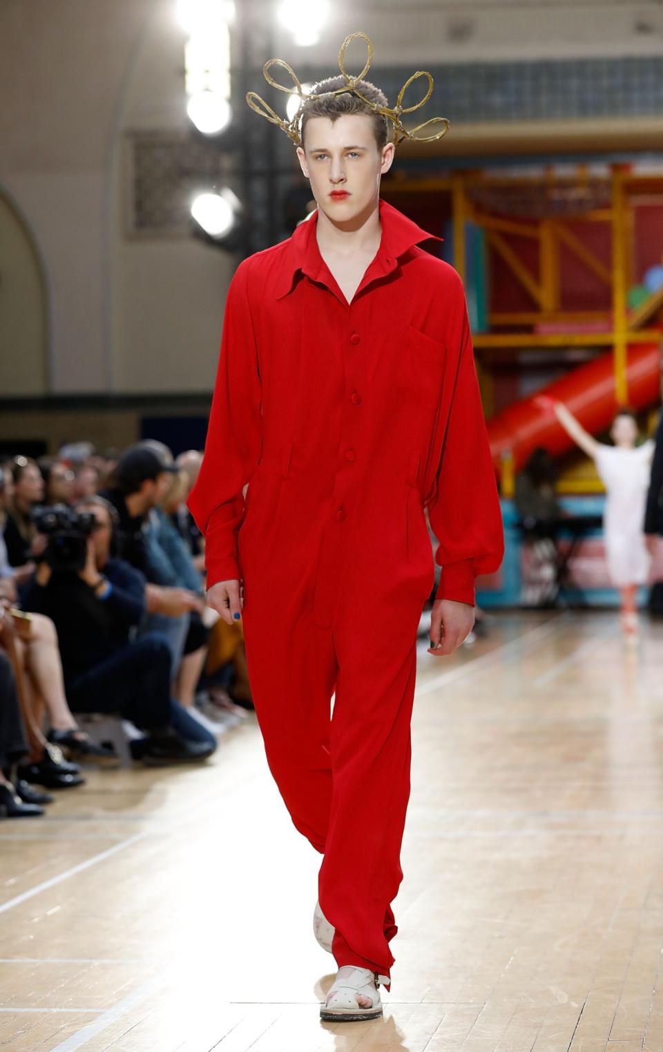 <p>Ein Highlight der Show: leuchtend rote Outfits.<br><em>[Bild: Getty]</em> </p>