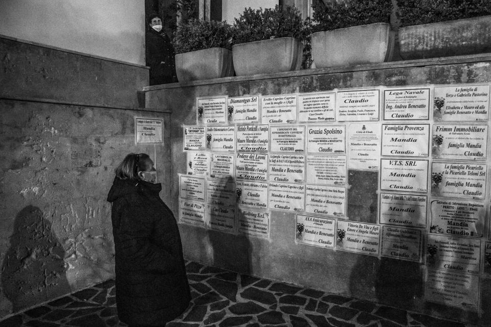 A person reads funeral posters for Claudio Mandia (Ivan Romano / Getty Images file)