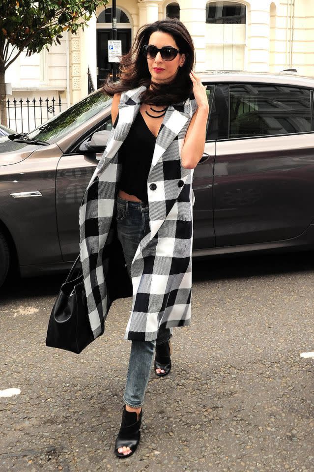 Amal Clooney avec un crop top et une veste à carreaux TOME.