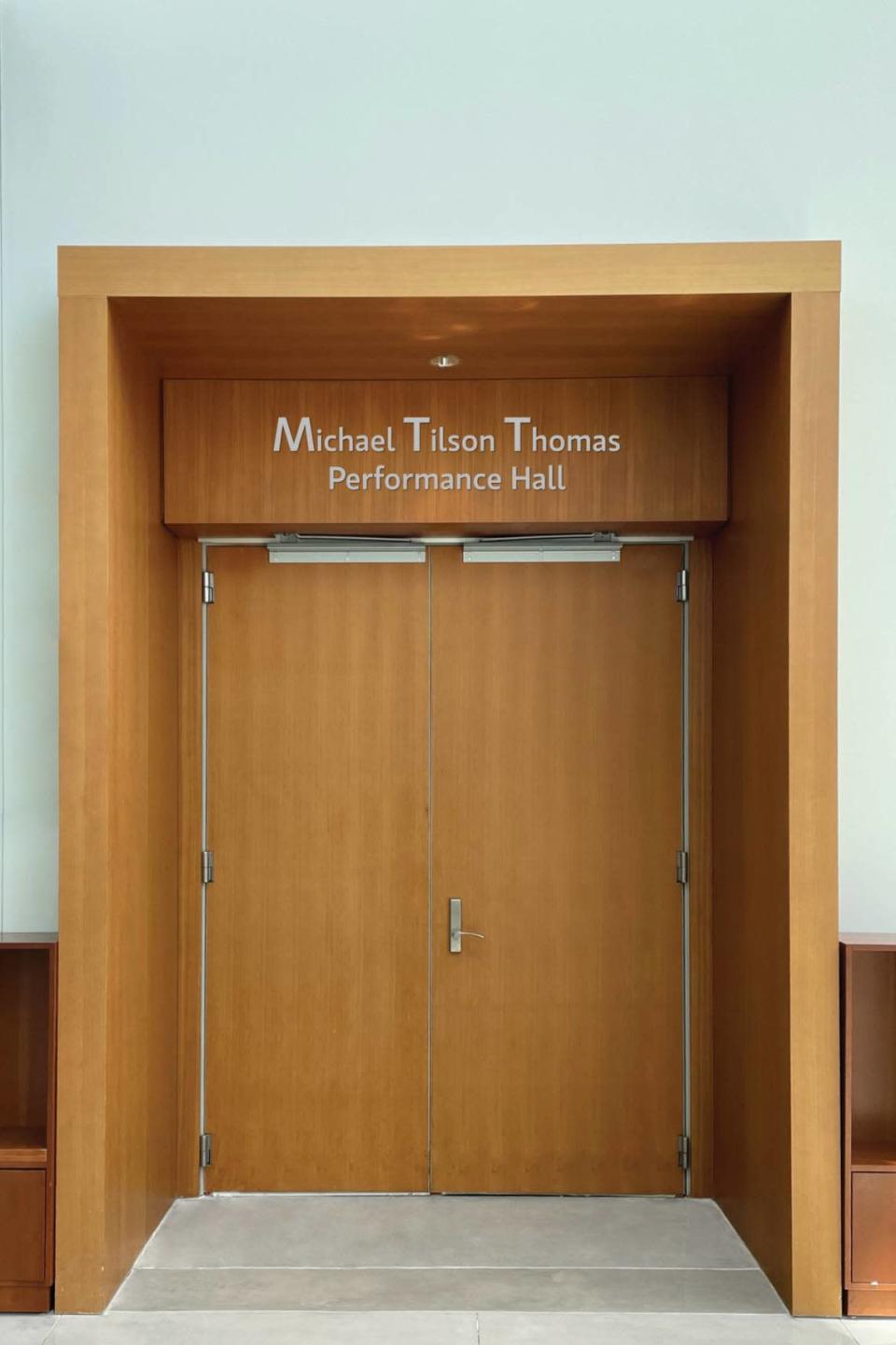 El espacio de conciertos del New World Center de Miami Beach fue bautizado como Michael Tilson Thomas Performance Hall en honor a su director art&#xed;stico fundador, Michael Tilson Thomas.