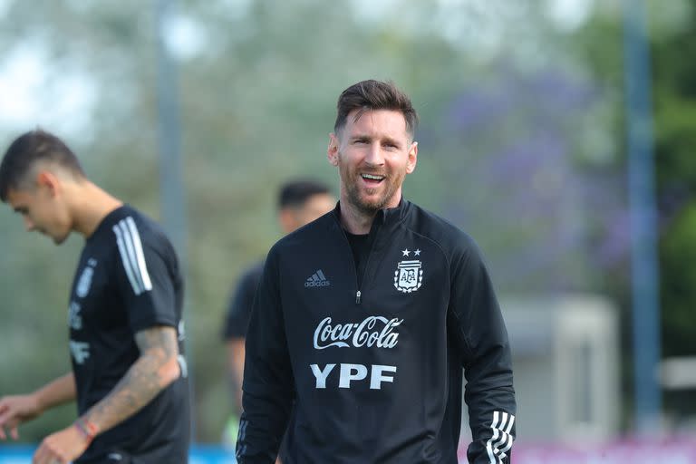 Un conductor de TV se sorprendió ante un mensaje de De Paul y Messi