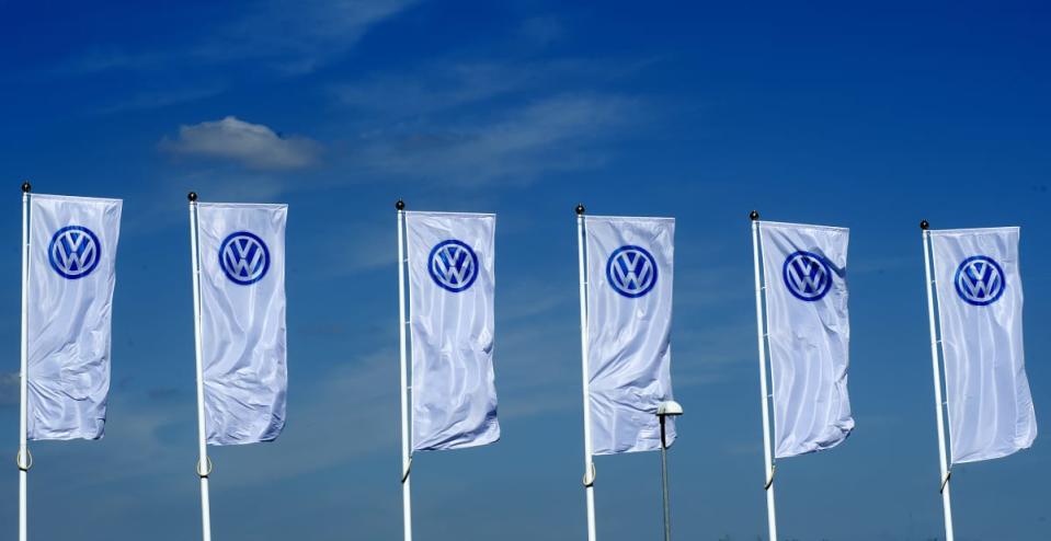 Roma 22/09/2015, marchio volkswagen. Nella foto alcune bandiere