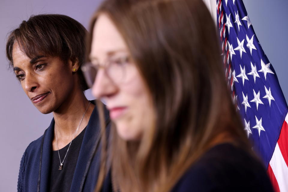 Cecilia Rouse, présidente du Conseil des conseillers économiques de la Maison Blanche, et Heather Boushey, PDG du Washington Center for Equitable Growth, se joignent à la secrétaire de presse de la Maison Blanche, Jen Psaki, pour la Journée de l'égalité de rémunération lors de la conférence de presse quotidienne à la Maison Blanche à Washington, États-Unis, le 24 mars 2021. REUTERS/Jonathan Ernst