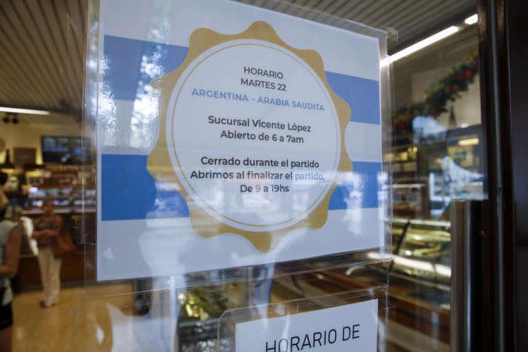 El cartel en la puerta de la Vicente López; la mayoría de las panaderías abrirán a las 6

