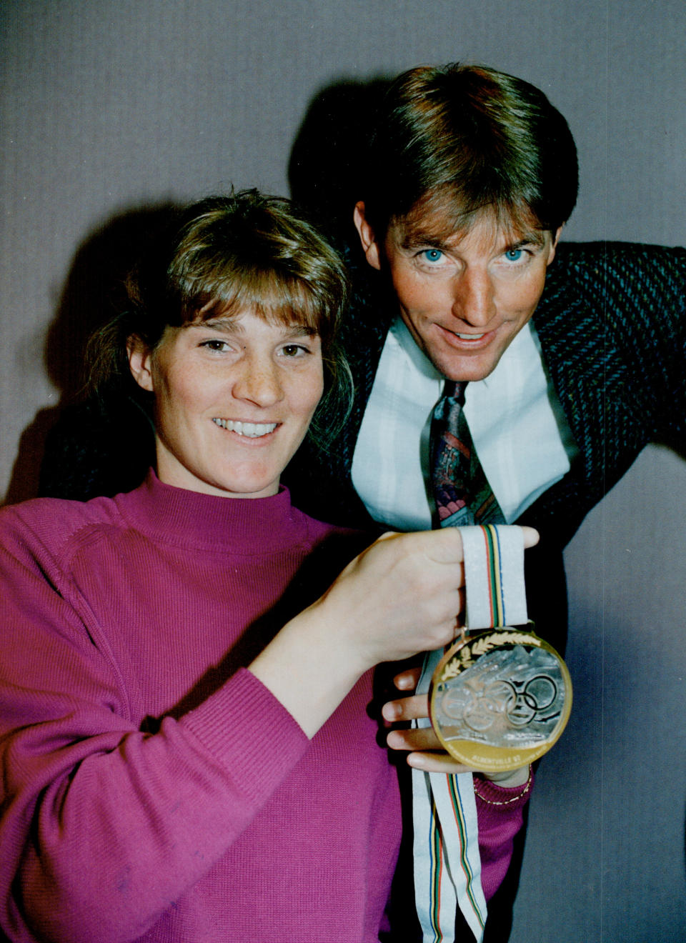 Kerrin Lee-Gartner mit Ehemann Max Gartner und ihrer Goldmedaille (Bild: Jeff Goode/Toronto Star via Getty Images)