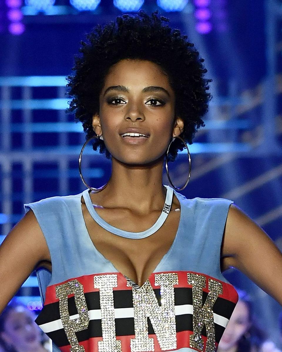 <p>Natural curls and the best smoky golden bronze eye we've seen on the runway in years on model Alecia Morais.</p>
