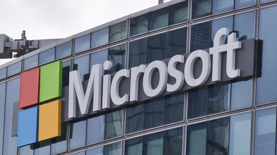 Das Microsoft-Logo ist in Issy-les-Moulineaux, außerhalb von Paris, an einem Bürogebäude zu sehen. Mit einer günstigeren Rechnervariante will Microsoft auch bei der Ausstattung von Schulen punkten.