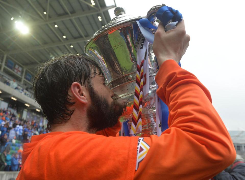 Gary Hamilton celebrates Irish Cup success with Glenavon in 2016. (Photo by Colm Lenaghan/Pacemaker)