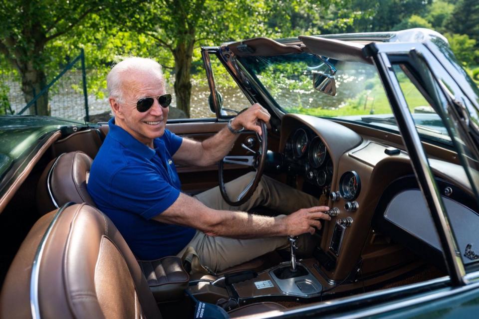 El exvicepresidente y actual candidato a presidente Joe Biden posa para una foto en su Corvette de 1967.