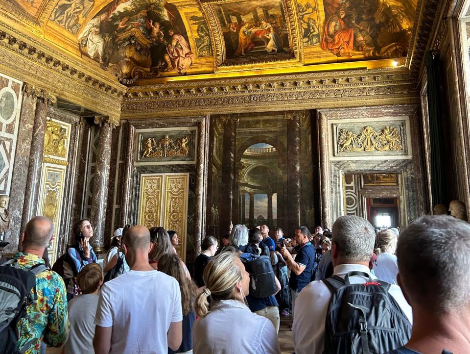 Ein weiterer belebter Raum im Schloss von Versailles. - Copyright: Jordan Parker Erb/Insider