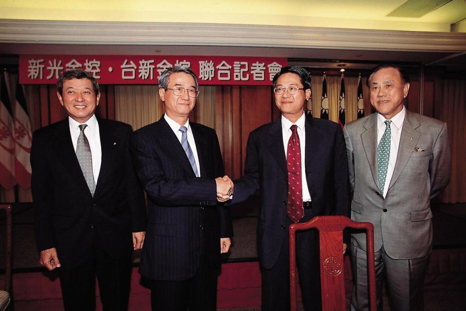 吳東進（左2）和吳東亮（右2）2002年曾推過新光金和台新金合併，最後卻破局。（今周刊提供）