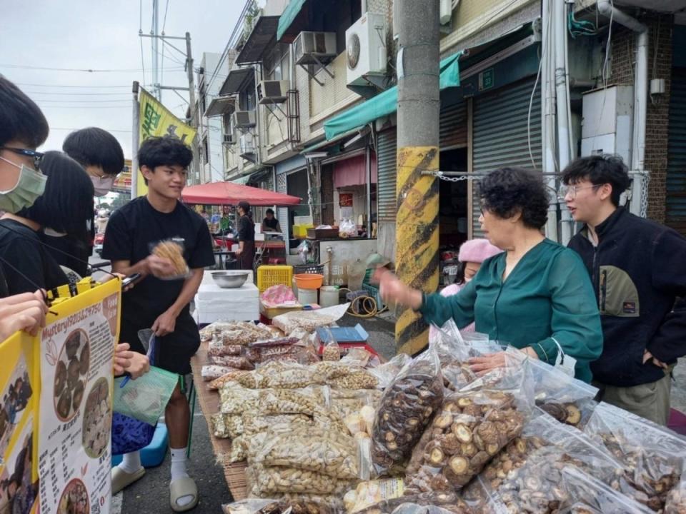 小選手們為免造成家庭負擔，近來利用課餘時間烘焙美味餅乾和過年應景的蘿蔔糕，穿梭大街小巷義賣籌款，雖有不少民眾熱情認購，卻是杯水車薪，亟待政府、熱心企業和團體大力贊助，方能讓這群為台南爭光的學子順利赴美為國爭光。   圖：Mystery提供