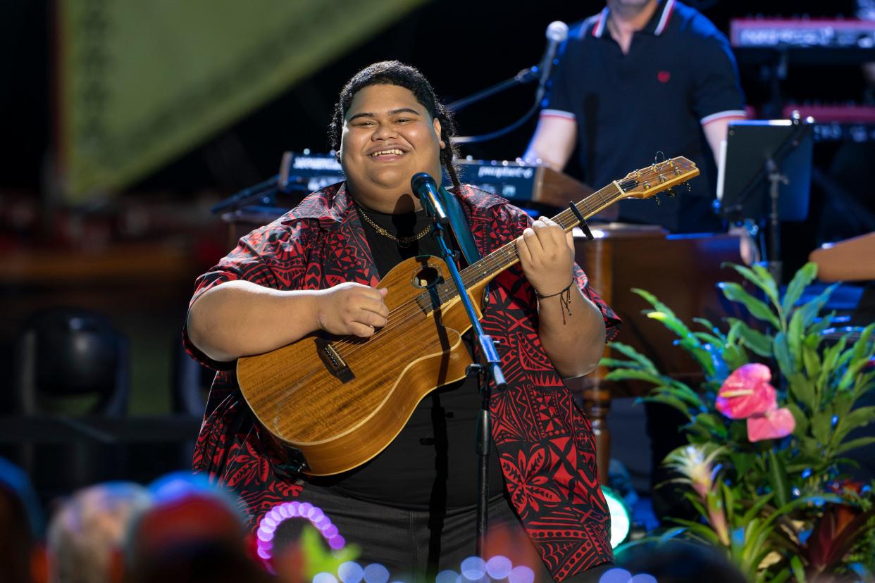 Season 21 winner Iam Tongi returned to the "Idol" stage with his 2023 song "Why Kiki?"