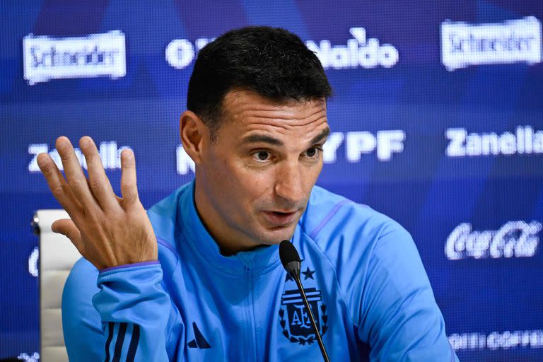 Lionel Scaloni mencionó la pastelería que tiene su hermana en Pujato y lo que pasó después los superó por completo. (Photo by LUIS ROBAYO / AFP)