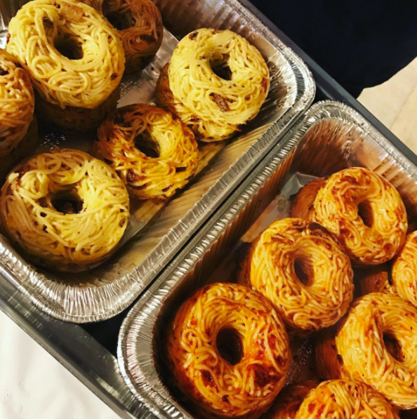 <p>Wer dachte, dass die Amis beim Cronut (eine Kreuzung aus Croissant und Donut) aufhören, hat sich geirrt. Den Frühstücksklassiker gibt es jetzt auch in der Pasta-Variante. Das US-Restaurant Pop Pasta hat Spaghetti in Donut-Form gepresst und verkauft das Ergebnis in verschiedenen Geschmackssorten wie Aglio e Oglio, Carbonara oder Bolognese. (Foto: Instagram/Pop Pasta) </p>