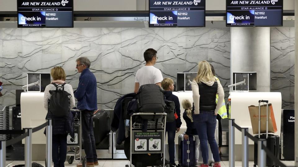 Touristen am Check-In Terminal des Flughafens Christchurch in Neuseeland. Etwa 40.000 deutschen Touristen warten immer noch auf die Rückreise.