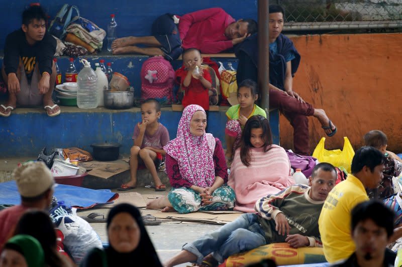 菲律賓南部的馬拉威市陷入戰火，當地居民不得不逃到附近的難民收容營棲身。（美聯社）