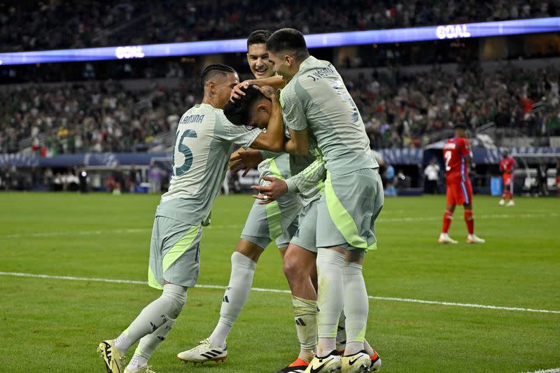 Jugadores de México festejan uno de los tres goles con los que ganaron a Panamá en la semifinal de la Liga de Naciones de la Concacaf
