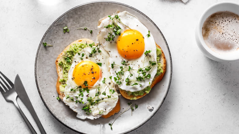 Fried eggs on toast