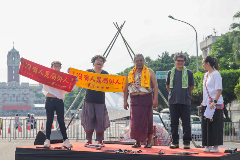 原團抗爭將告一段落  凱道辦派對（1） 原住民團體「原轉小教室」5日在凱達格蘭大道舉辦 「在路上的朋友派對」，宣布將近2700天的228公園 紮營將告一段落，原住民歌手巴奈（左2）、藝文工 作者那布（中）、紀錄片導演馬躍．比吼（右2）登 台感謝各界支持，手舉「沒有人是局外人」毛巾，盼 社會大眾對原住民族有更深刻了解。 中央社記者裴禛攝  113年5月5日 