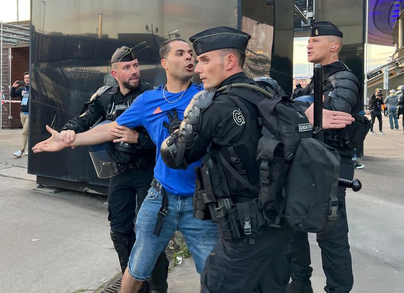 Foto del sábado de la policía francesa arrestando a un hombre fuera del Stade de France