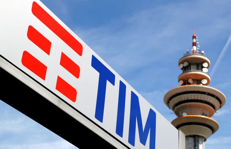 FOTO DE ARCHIVO: El logotivo de Telecom Italia en Milán