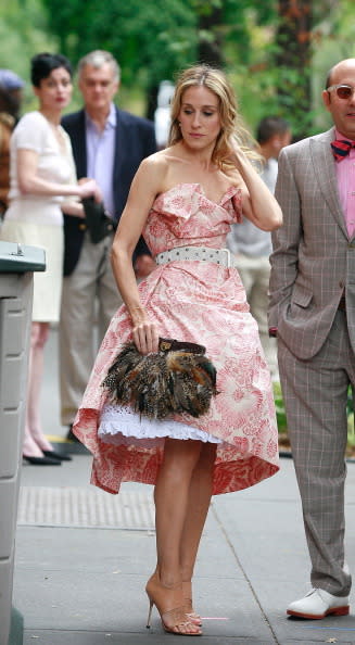 Carrie Bradshaw (Sarah Jessica Parker) dans Sex and the City, la plus grande fashion addict de toute l’histoire des séries TV. Des looks toujours au top, et un dressing à tomber !