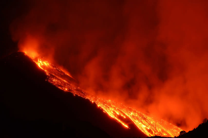 義大利埃特納火山連日來第4度爆發，岩漿噴發場面驚人。（圖／路透社）