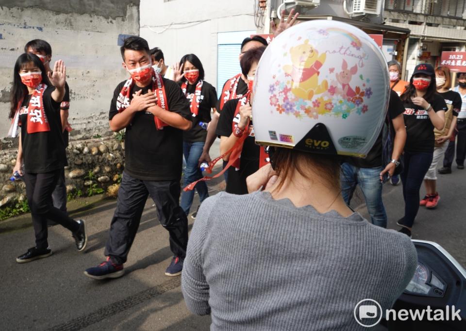 陳柏惟雙手交叉胸前向一位支持者致意。   圖：張良一/攝