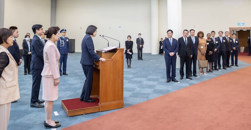 總統府秘書長林佳龍、國安會秘書長顧立雄、外交部長吳釗燮、總統府副秘書長黃重諺、國家安全局長蔡明彥、僑委會副委員長呂元榮、使節團團長暨聖文森及格瑞那丁大使柏安卓（Andrea Bowman）及史瓦帝尼王國臨時代辦熊威-查班傑 （Nontokozo Shongwe-Tsabedze）等均到場送機。總統府提供