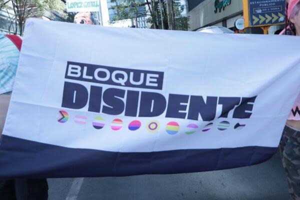 Manta de bloque disidente marcha LGBT+ 