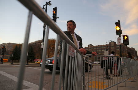 U.S. Republican presidential candidate Michael Petyo stands outside a secure barricade hoping to get admission to a Republican presidential debate in Milwaukee, Wisconsin, November 10, 2015. REUTERS/Jim Young