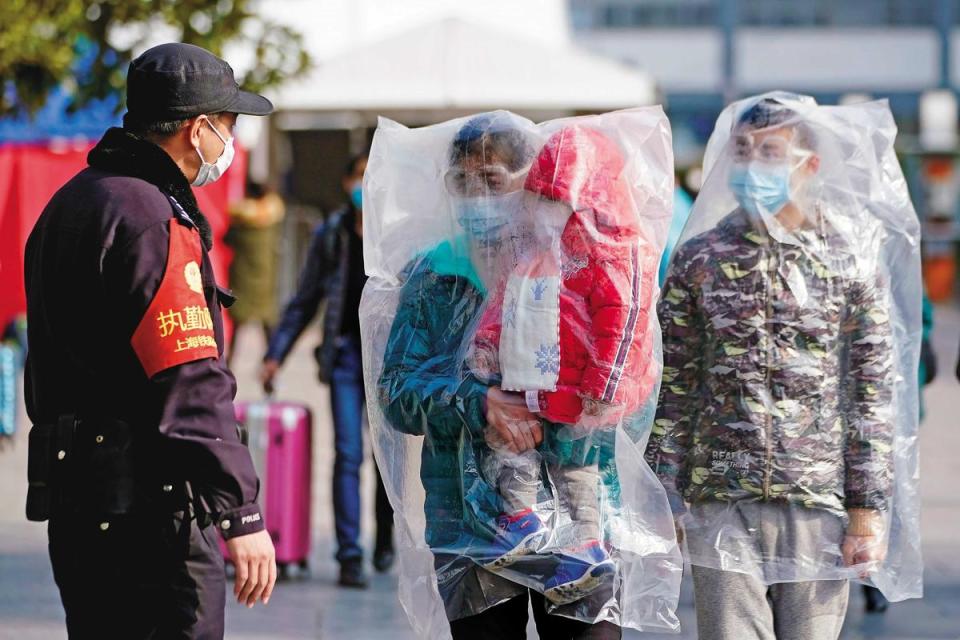 武漢肺炎疫情延燒，大陸民眾人人自危，有人直接以塑膠袋罩住半身。（達志影像）