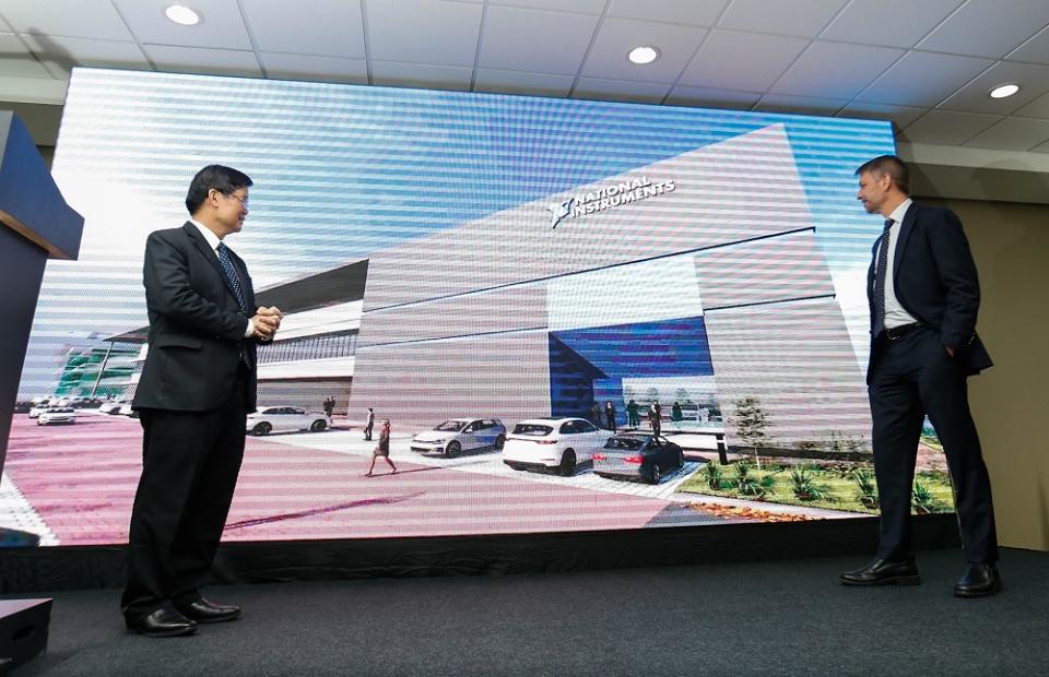 Penang Chief Minister Chow Kon Yeow (left) and National Instruments president and CEO Eric Starkloff (right) viewing a montage during the official site opening of the company’s new expanded unit in Batu Maung November 21, 2019. — Picture by Sayuti Zainudin