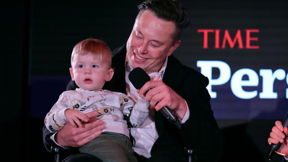 Elon Musk con su hijo X Æ A-Xii.