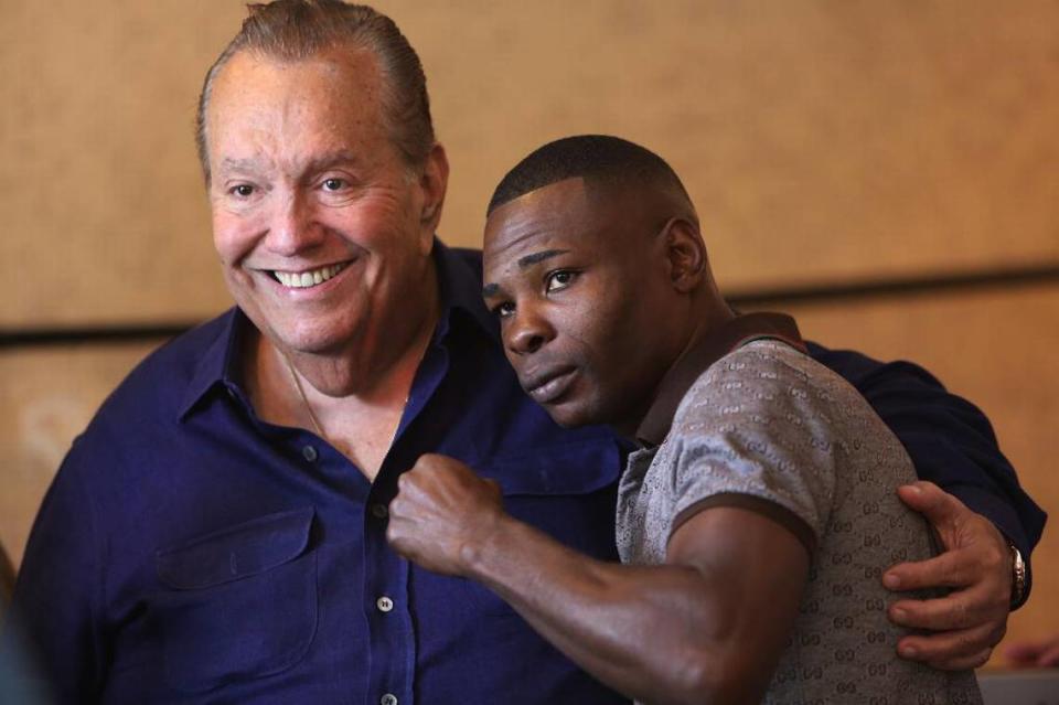 Felipe Vals junto al boxeador cubano Guillermo Rigondeaux.