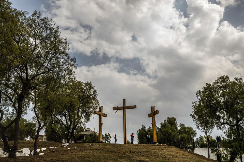 Un policía hace guardia en el lugar donde se llevó a cabo la Pasión de Cristo en Iztapalapa, cerrada al público por primera vez en 177 años.  (Daniel Berehulak/The New York Times)                                                                                                                                                                                                                                                                                                                                                                                                                                                                                                                                               